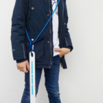 mit Karabiner und Kordel zum Umhängen